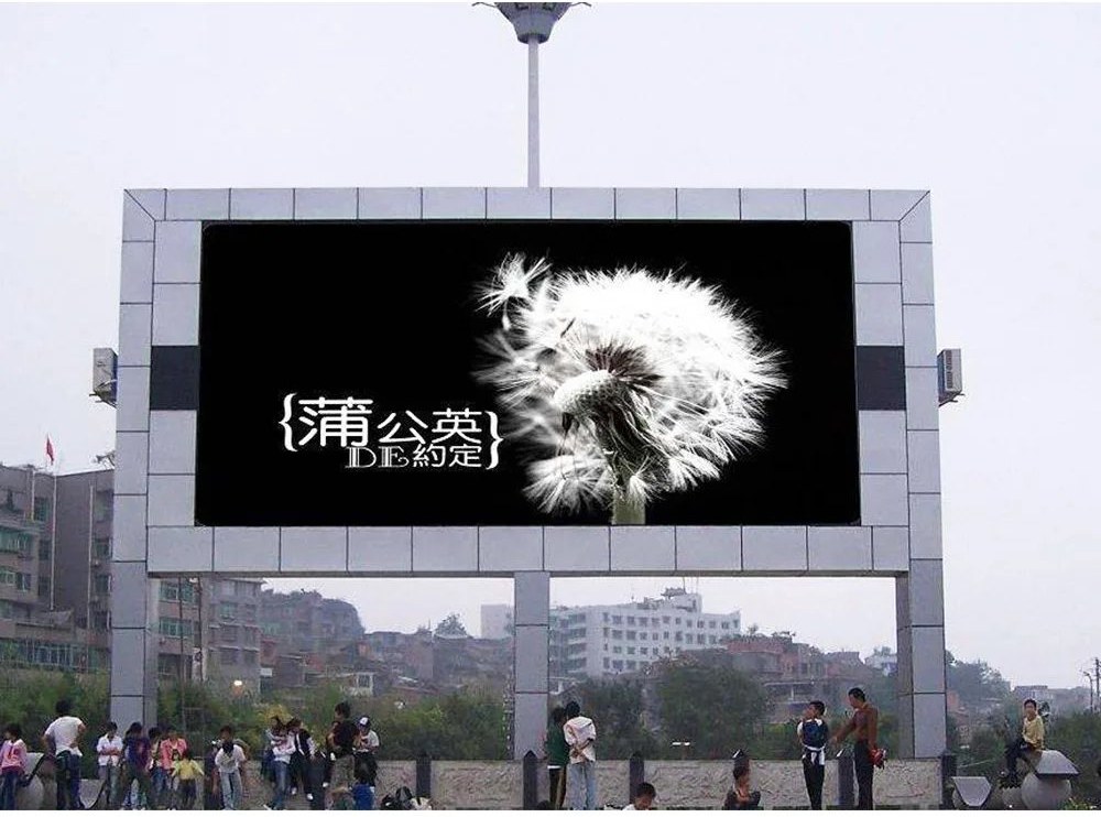 Large outdoor LED ad board structure for long-distance viewing and daylight contrast planning
