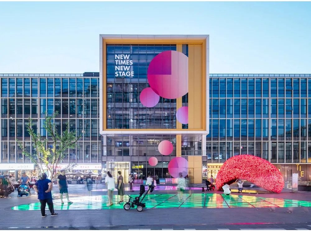Large LED display board for mall plaza and atrium advertising visibility